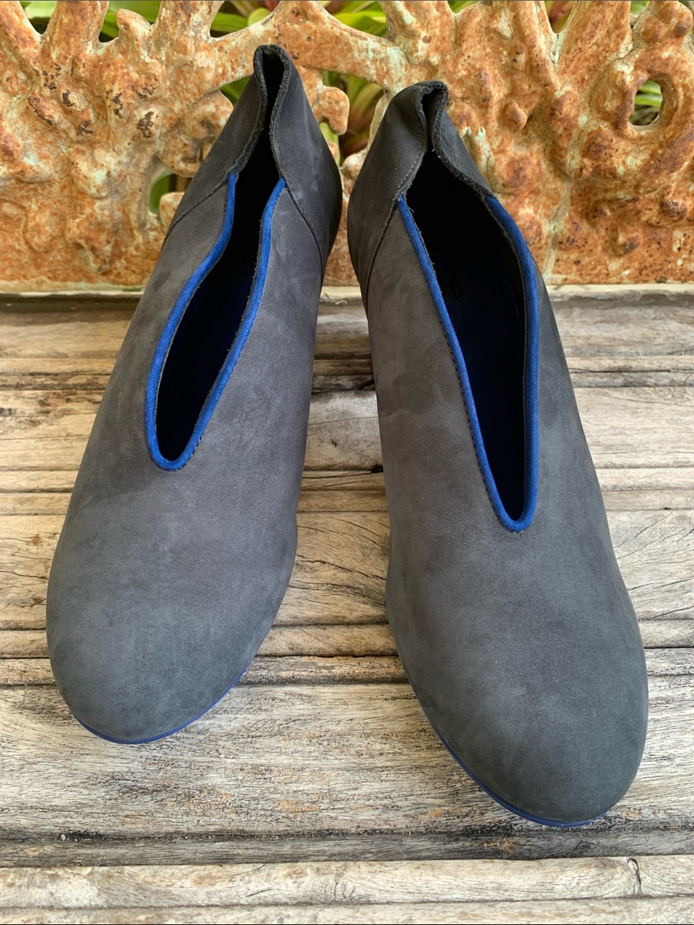 Arche LN Gray Suede Slip-On Ankle Shoes with Blue Trim